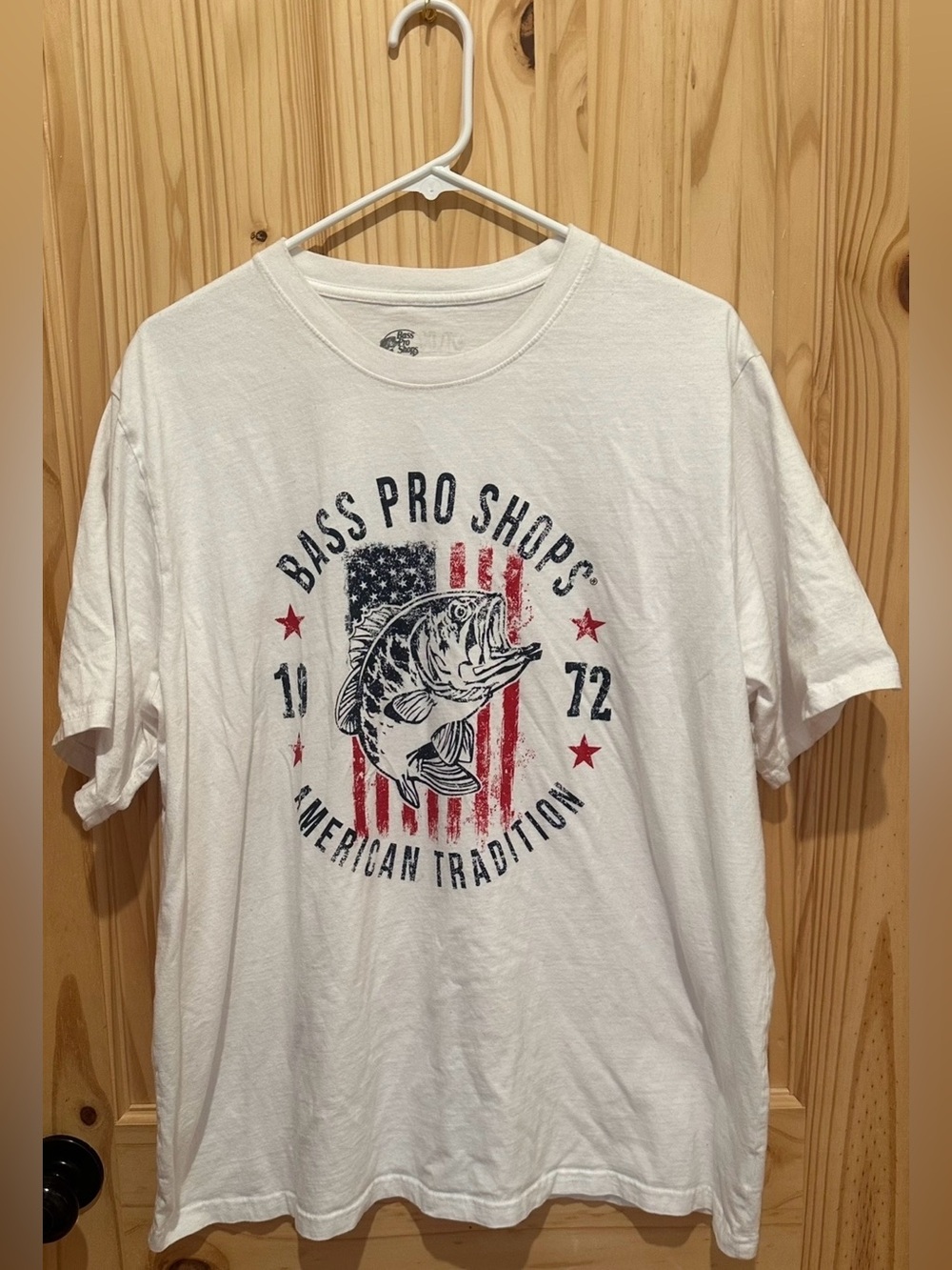 Bass Pro Shops White T-Shirt with Red and Blue Graphic America Tradition XL